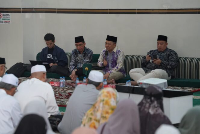 Anggota Komisi VIII DPR RI Sudian Noor ajak santri manfaatkan media digital untuk dakwah Islam di Masjid Ar-Raudhah, Kalimantan Selatan. Foto: Ist/vel.