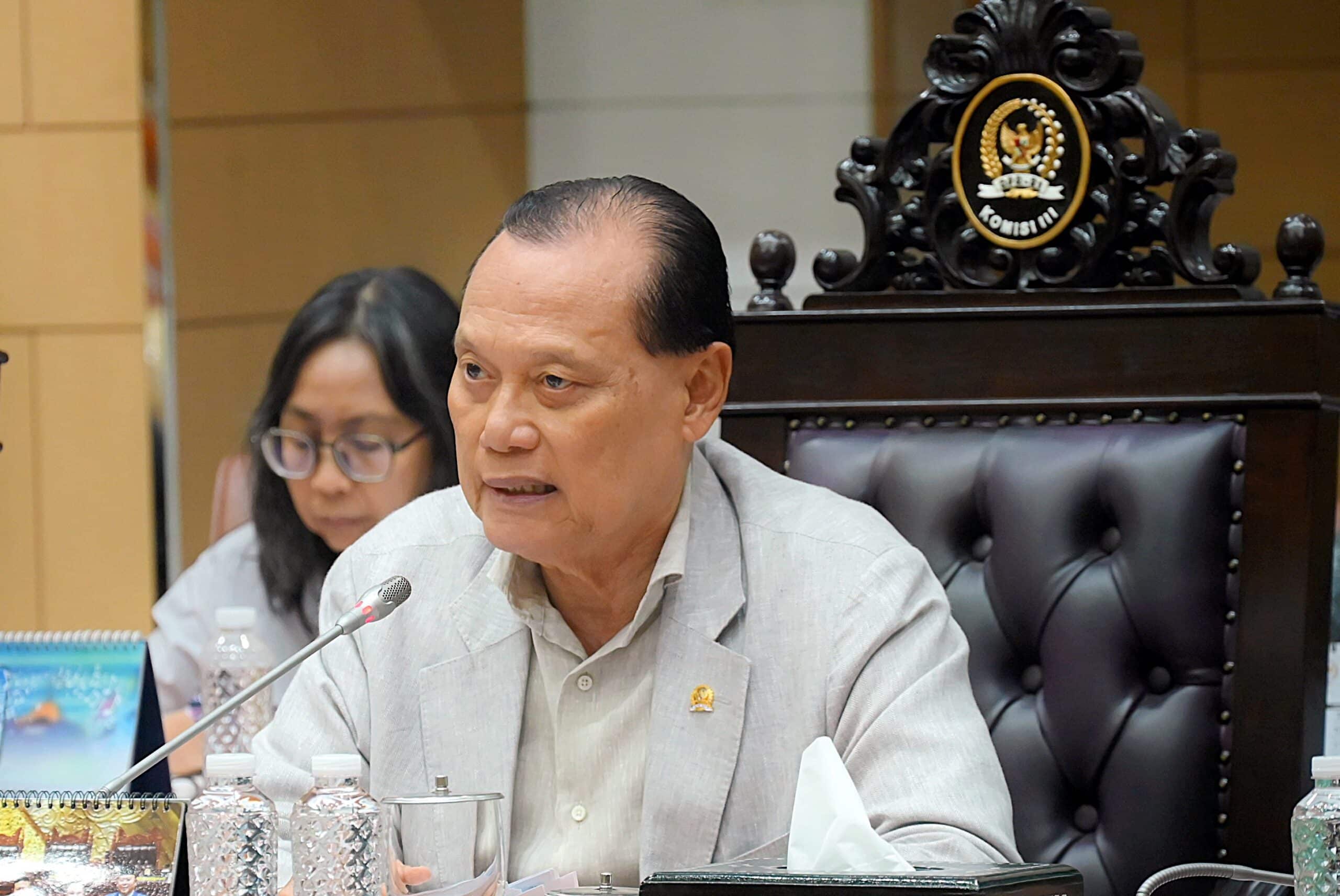 Anggota Komisi III DPR RI, Adang Daradjatun saat menerima sejumlah pengaduan warga terkait berbagai persoalan hukum di Gedung DPR RI, Senayan, Jakarta, Kamis (23/10/2025). Foto : Tari/Andri.