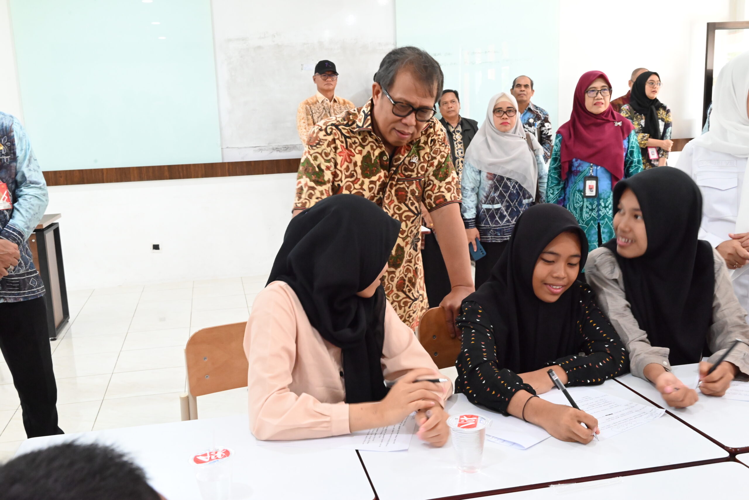 Wakil Ketua Komisi VIII DPR RI, Abidin Fikri, saat berinteraksi dengan para siswa Sekolah Rakyat Kota Banjarbaru. Foto: Balggys/vel.