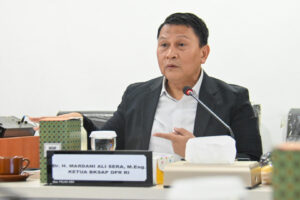 Ketua Badan Kerja Sama Antar-Parlemen (BKSAP) DPR RI, Mardani Ali Sera, saat berdialog dengan sivitas akademika Universitas Islam Negeri (UIN) Syarif Hidayatullah, Tangerang Selatan, Banten, Jumat (3/10/2025). Foto: Ridwan/vel.