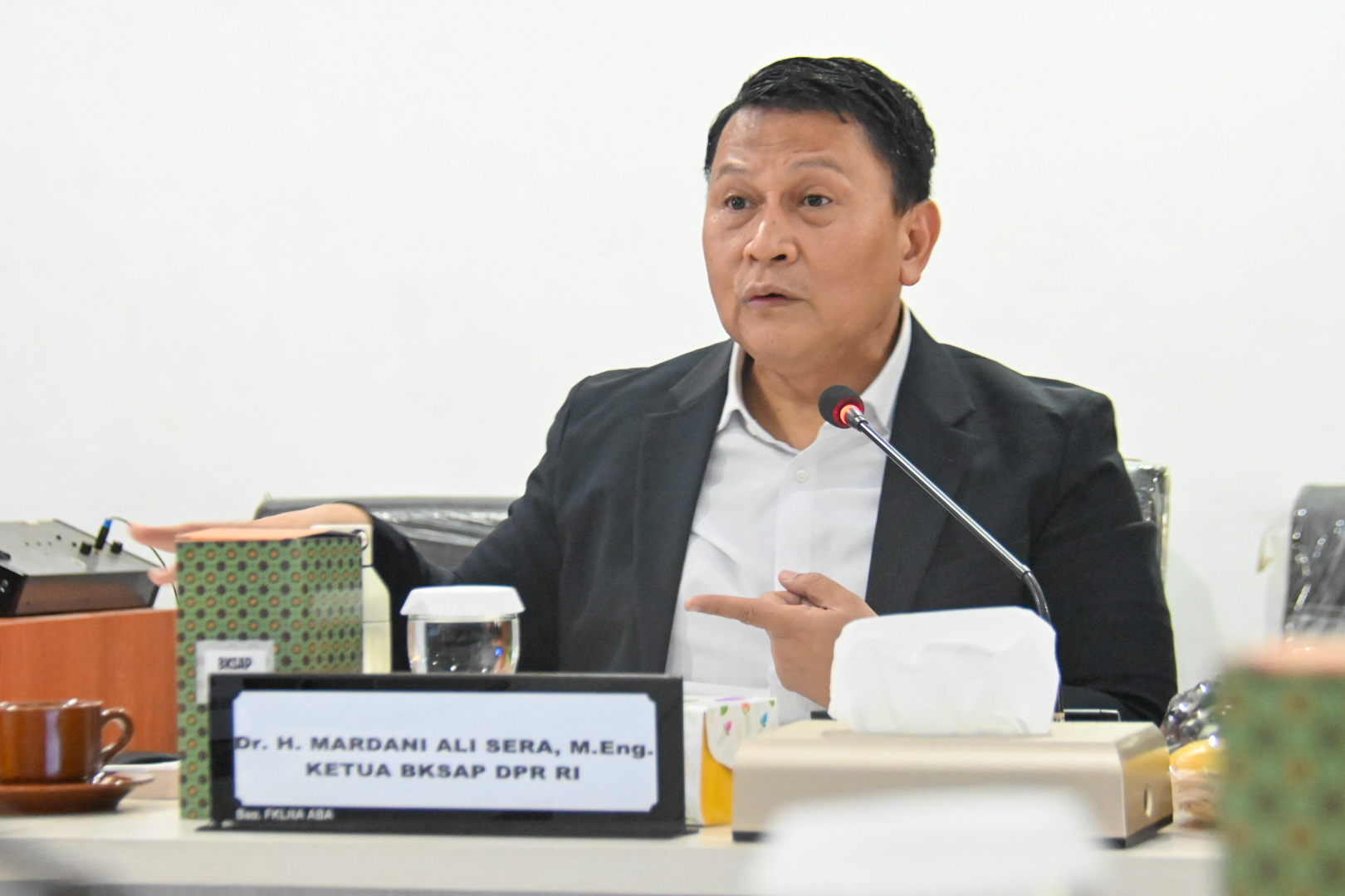 Ketua Badan Kerja Sama Antar-Parlemen (BKSAP) DPR RI, Mardani Ali Sera, saat berdialog dengan sivitas akademika Universitas Islam Negeri (UIN) Syarif Hidayatullah, Tangerang Selatan, Banten, Jumat (3/10/2025). Foto: Ridwan/vel.
