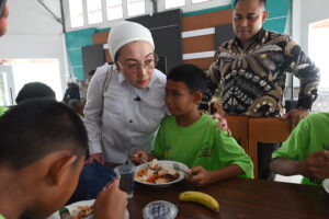 Anggota Komisi VIII DPR RI, Selly Andriany Gantina saat melakukan kunjungan kerja ke Sekolah Rakyat di Kota Banjarbaru, Kalimantan Selatan. Foto: Balggys/vel.