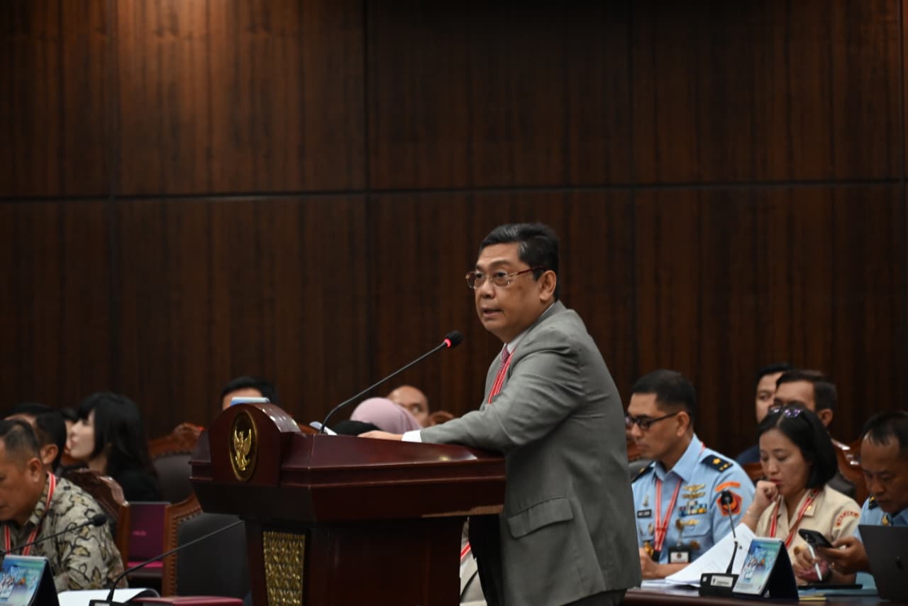 Ketua Komisi I DPR RI Utut Adianto saat memberikan keterangan dalam sidang lanjutan di Mahkamah Konstitusi (MK) terkait perkara 68, 82, dan 92/PUU-XXIII/2025 tentang pengujian materiil UU TNI, Kamis (9/10/2025). Foto: Mares/vel.