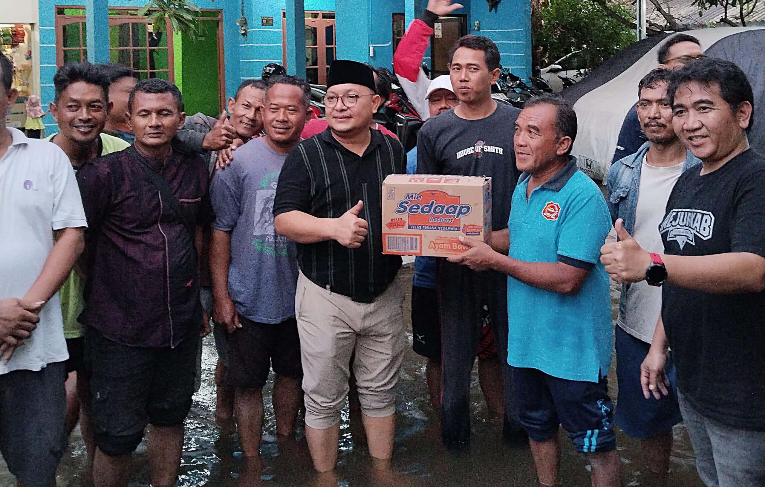 Anggota DPR RI Raja Faisal Manganju Sitorus menemui warga yang terdampak banjir di wilayah Kampung Bugen Utara, RT/RW 08/03, Bangetayu Kulon, Genuk, Semarang, Kamis (23/10/2025). Foto : Ist/Andri.