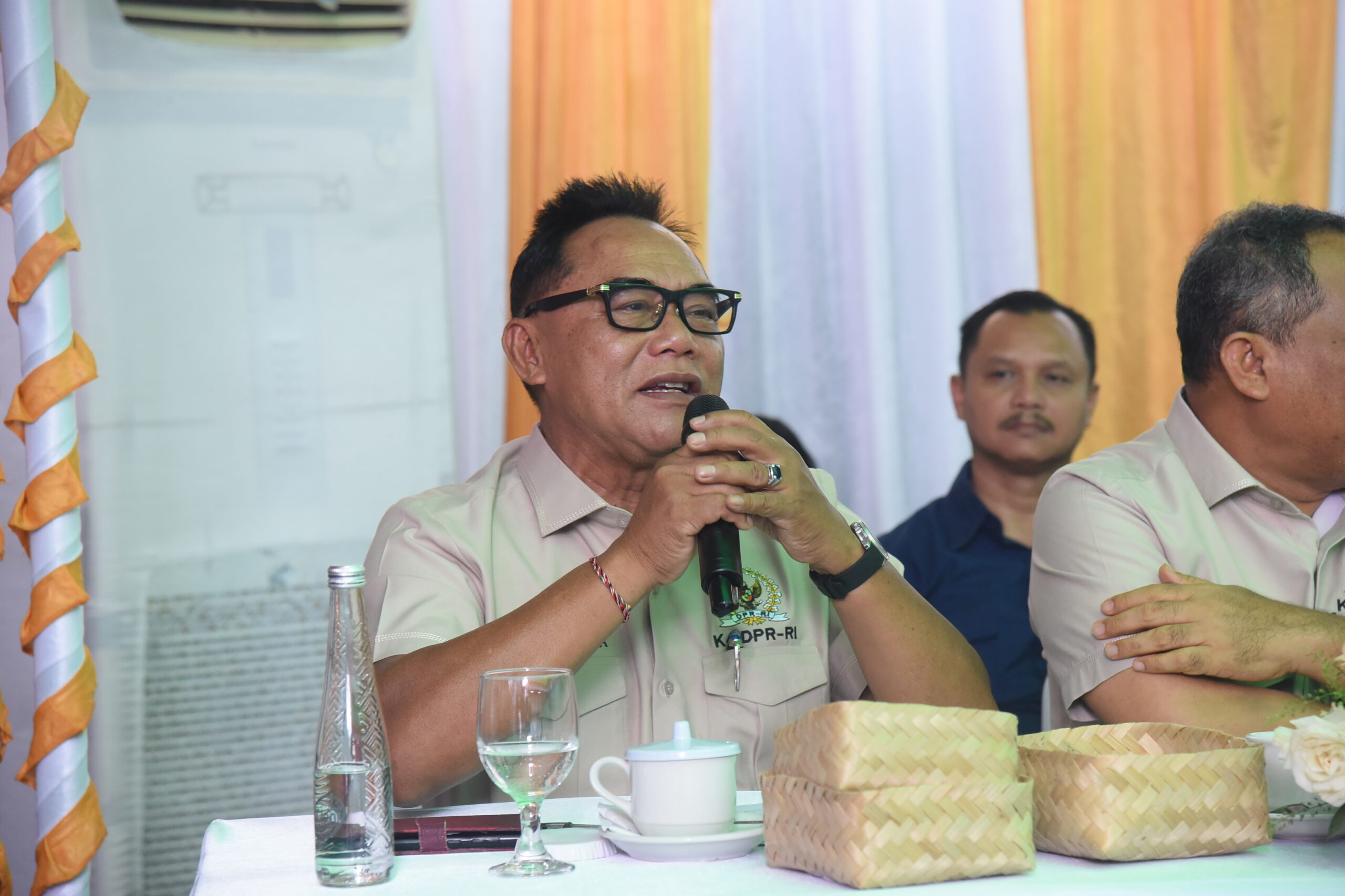 Anggota Komisi IV DPR RI, IN. Adi Wiryatama dalam pertemuan dengan kementerian Kehutanan, Badan Karantina Indonesia dan Gubernur Provinsi Bali beserta jajaran, Bali, Senin (27/10/2025). Foto: Arief/vel.