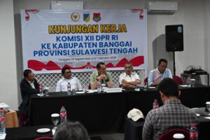 Ketua Komisi XII DPR RI Bambang Patijaya saat kunjungan Panitia Kerja (Panja) Lingkungan Hidup Komisi XII DPR RI ke Kabupaten Banggai, Sulawesi Tengah, Selasa (30/9/2025). Foto: Agung/vel.