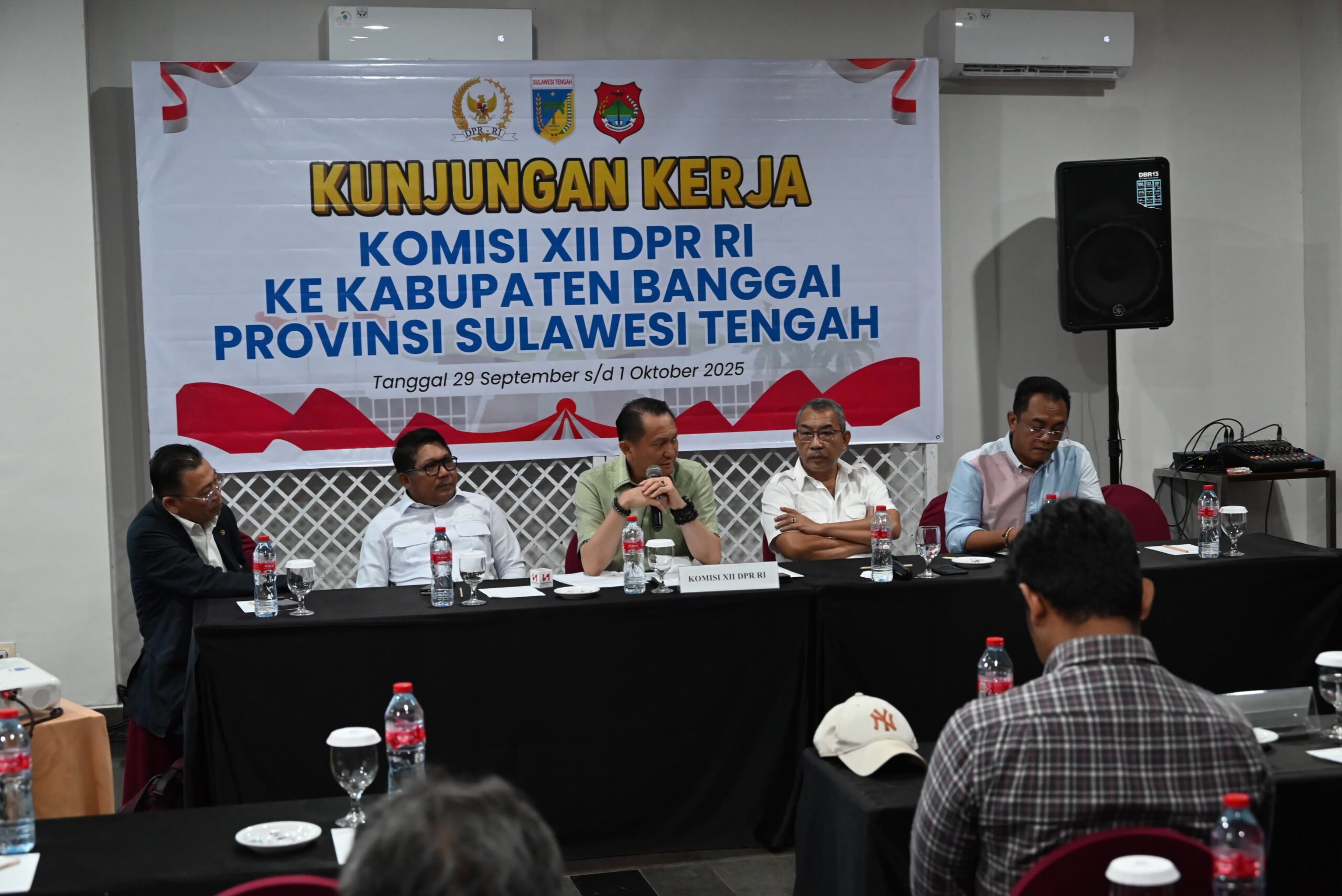 Ketua Komisi XII DPR RI Bambang Patijaya saat kunjungan Panitia Kerja (Panja) Lingkungan Hidup Komisi XII DPR RI ke Kabupaten Banggai, Sulawesi Tengah, Selasa (30/9/2025). Foto: Agung/vel.