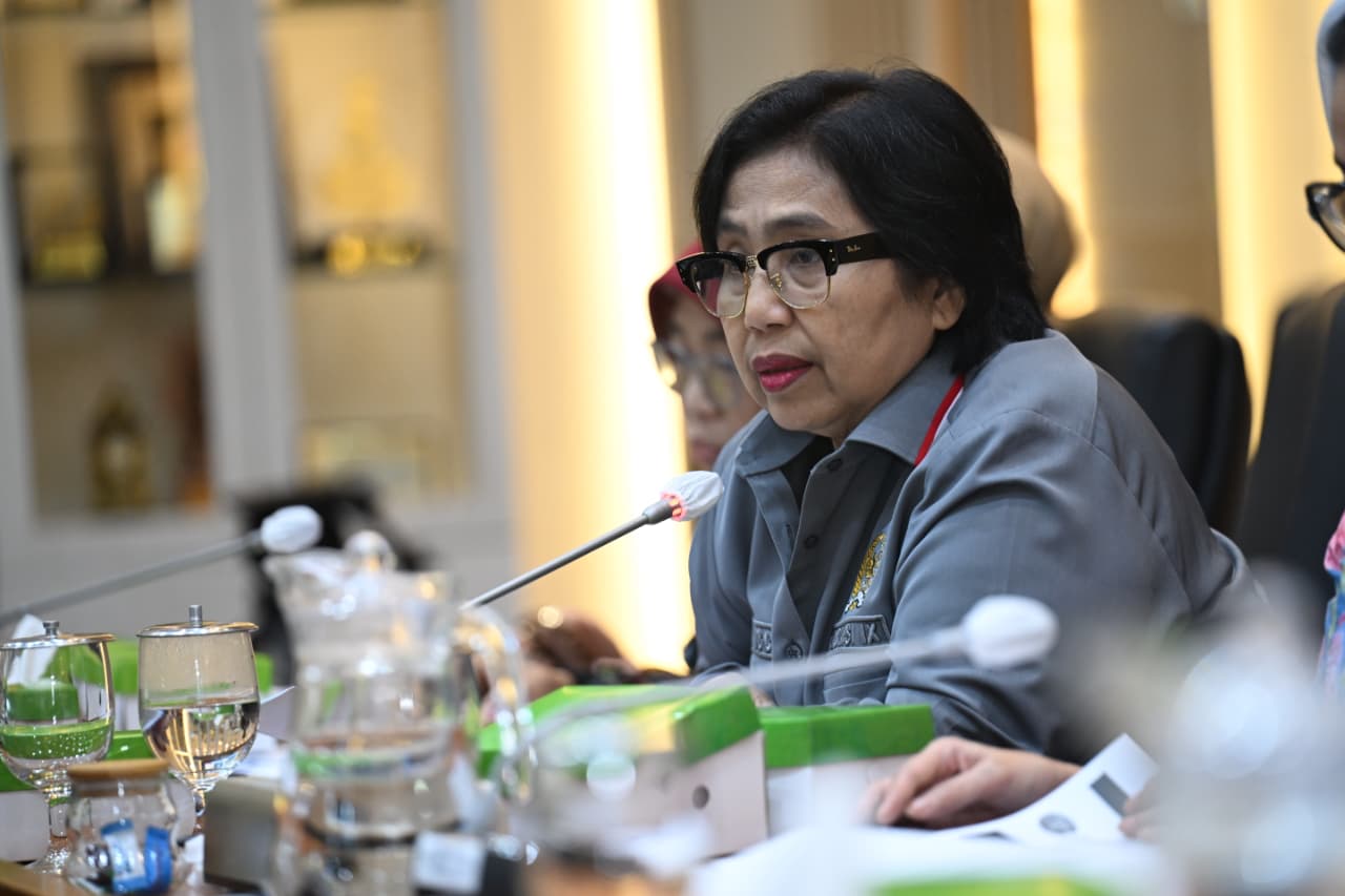 Anggota Komisi IX DPR RI, Irma Suryani, saat Rapat Dengar Pendapat Umum (RDPU) Komisi IX bersama sejumlah asosiasi pendidikan profesi kesehatan di Ruang Rapat Komisi IX, Kompleks Parlemen, Senayan, di Jakarta, Selasa (30/9/2025). Foto: Azka/vel.