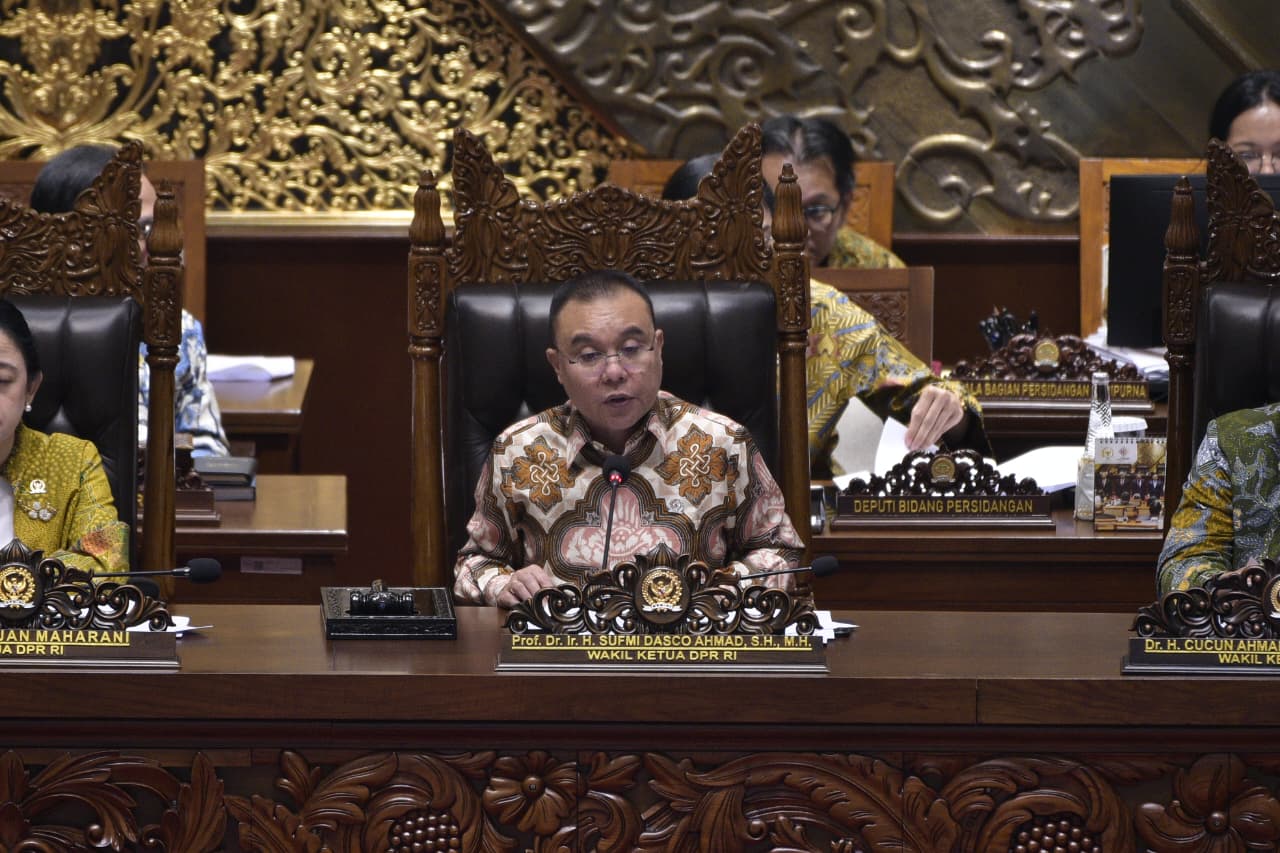 Wakil Ketua DPR RI Sufmi Dasco Ahmad saat meminta persetujuan seluruh peserta rapat, di Gedung Nusantara II, Senayan, Jakarta, Kamis (2/10/2025). Foto: Munchen/vel.