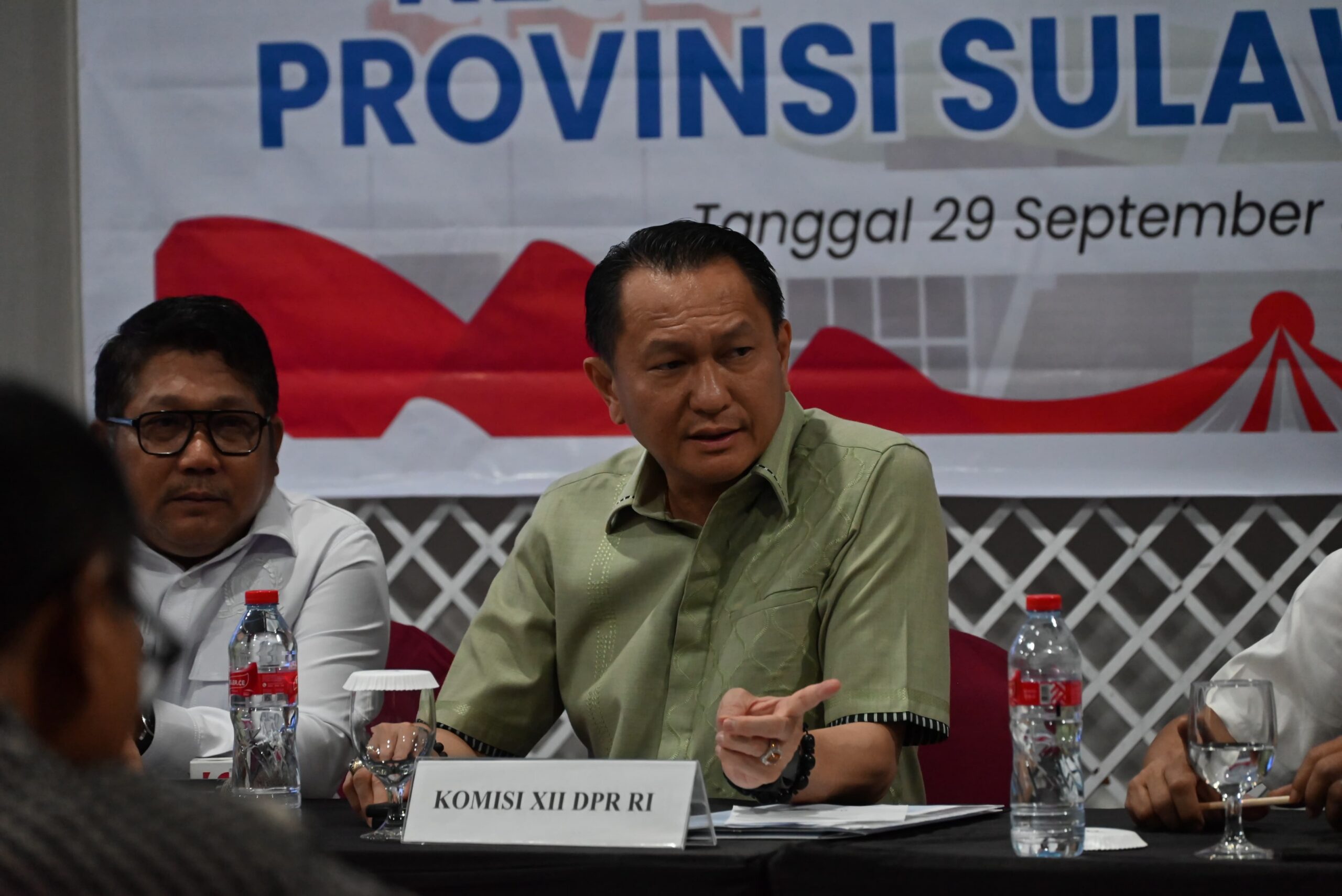 Ketua Komisi XII DPR RI Bambang Patijaya saat memimpin pertemuan dengan beberapa perusahaan tambang di Luwuk, Selasa (30/9/2025). Foto: Agung/vel.