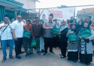 Wakil Ketua DPR RI Cucun Ahmad Syamsurijal saat memberikan bantuan pada warga dalam kegiatan reses di Desa Cibodas, Kecamatan Pasirjambu, Kabupaten Bandung, Selasa (14/10/2025). Foto: Ist/vel.