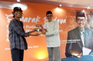 Anggota Komisi X DPR RI Abdul Fikri Faqih saat menggagas Rembuk Budaya Tegal di Pelataran Sastra Piek Ardiyanto Supriyadi, Kota Tegal, Jawa Tengah, Rabu (15/10/2025). Foto : Ist/Andri.