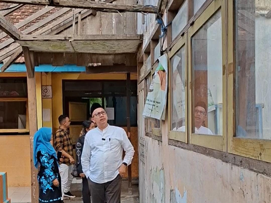 Anggota Komisi X DPR RI, Muhamad Nur Purnamasidi, meninjau langsung kondisi bangunan SD Negeri Sukosari 01 di Desa Sukosari, Kecamatan Kunir, Kabupaten Lumajang, Jawa Timur, pada Jumat (10/10/2025). Foto: Ist/vel.