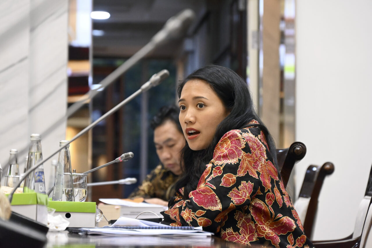 Anggota Komisi XI DPR RI Puteri Komarudin saat Rapat Kerja Komisi XI DPR-RI bersama Menteri Keuangan RI pada Selasa (30/9/2025). Foto: Mario/vel