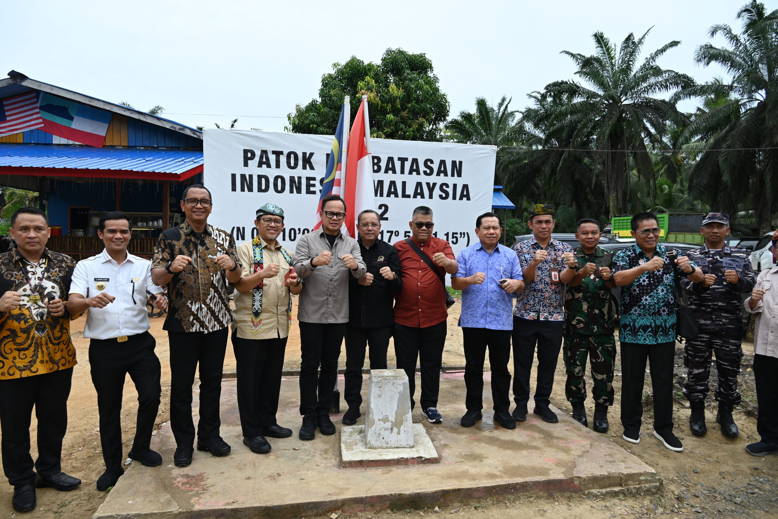 Ketua Tim Kunjungan Kerja Reses Komisi II DPR RI, Deddy Yevri Hanteru, bersama tim saat meninjau PLBN Sebatik, Sabtu (4/10/2025). Foto: Agung/vel.