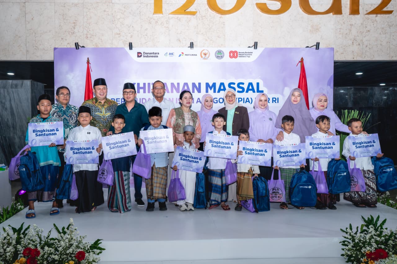 Ketua DPR RI Puan Maharani dalam foto bersama acara khitanan massal yang diadakan persaudaraan istri-istri anggota DPR (PIA) dalam rangka HUT ke-80 DPR RI di Kompleks Parlemen. Foto: Ist/vel.