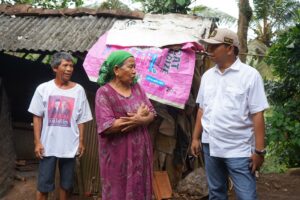 Anggota DPR RI Iman Adinugraha mengunjungi dan memantau kondisi warga korban angin puting beliung di Desa Cibodas, Kecamatan Palabuhanratu, Kabupaten Sukabumi, Sabtu (18/10/2025). Foto: Ist/vel.