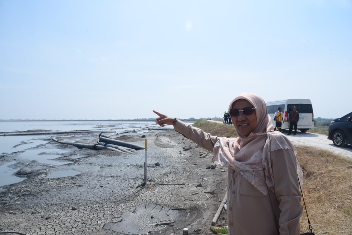 Anggota Komisi V DPR RI Fraksi PKS, Saadiah Uluputty, saat meninjau lokasi terdampak bencana Lumpur Lapindo di Sidoarjo, Senin (29/9/2025). Foto: Arief/vel.