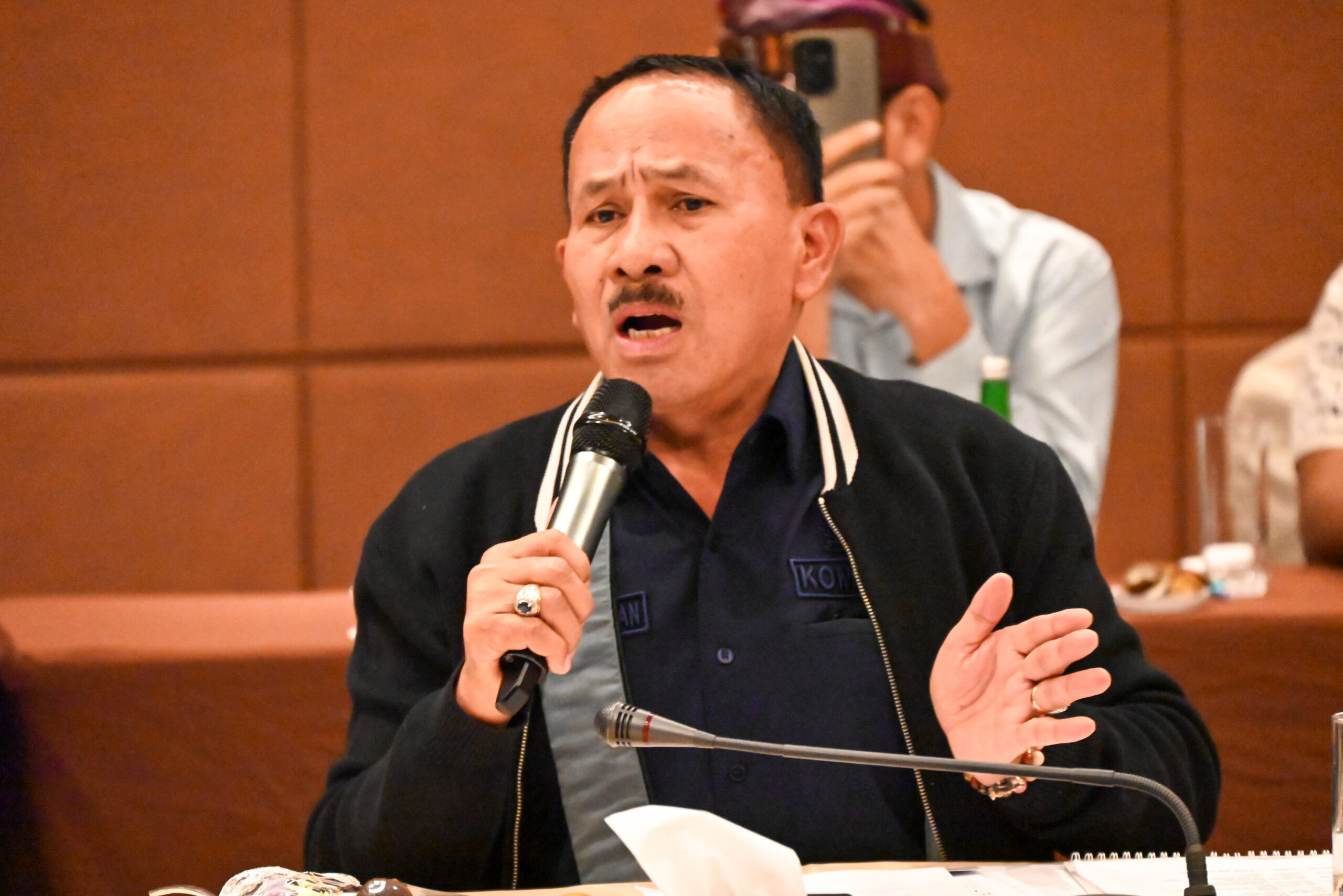 Anggota Komisi XIII DPR RI Maruli Siahaan saat rapat dengar pendapat Komisi XIII DPR RI bersama perwakilan masyarakat, aparat hukum, dan pihak perusahaan di Medan. Foto: Nadya/vel.