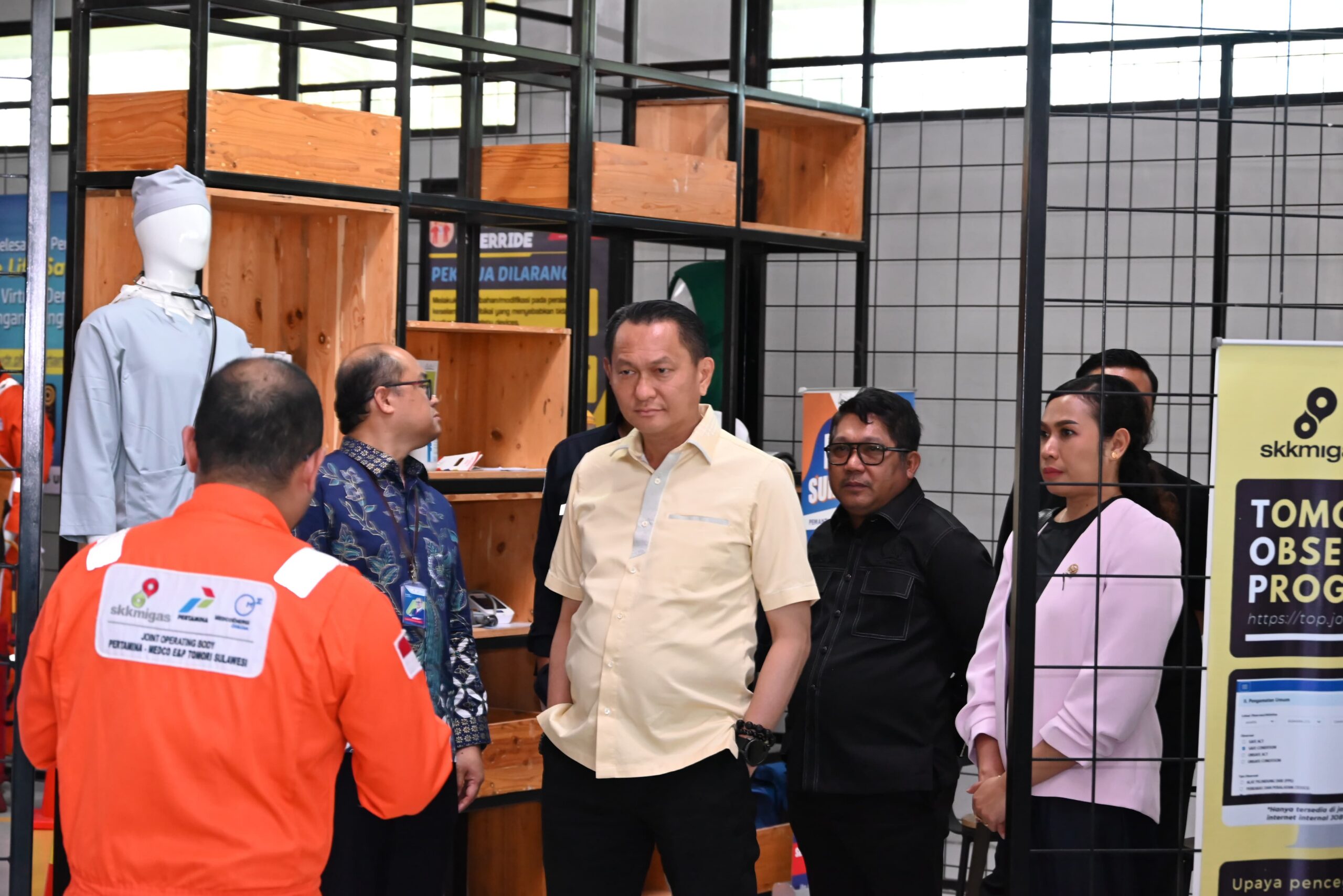 Ketua Komisi XII DPR RI Bambang Patijaya saat memimpin kunjungan Panja Lingkungan Hidup ke sejumlah perusahaan energi di Kabupaten Banggai, Sulawesi Tengah, Senin (29/9/2025). Foto: Agung/vel.