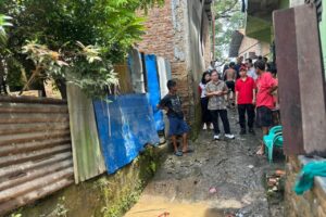 Anggota DPR RI Sofyan Tan meninjau kondisi warga terdampak banjir Sungai Babura di Kelurahan Polonia, Kecamatan Medan Polonia, Sumatera Utara, Minggu (12/10/2025). Foto: Ist/vel.