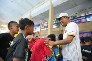 Anggota Komisi X DPR RI Juliyatmono menyelenggarakan turnamen bulutangkis Juliyatmono Cup di Gor Nyi Ageng Karanganyar, Jawa Tengah, Minggu (12/10/2025). Foto : Ist/Andri.