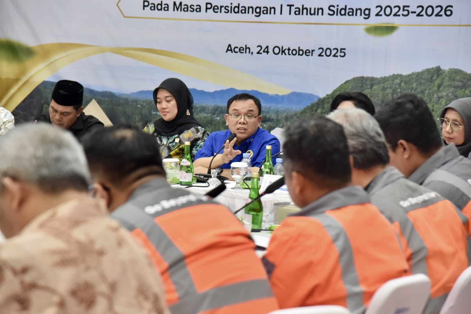 Ketua Komisi VII DPR RI Saleh Partaonan Daulay saat pertemuan dengan manajemen PT SBA dalam rangka kunjungan kerja reses Komisi VII DPR RI di Kabupaten Aceh Besar, Aceh, Jumat (24/10/2025). Foto: Tra/vel.