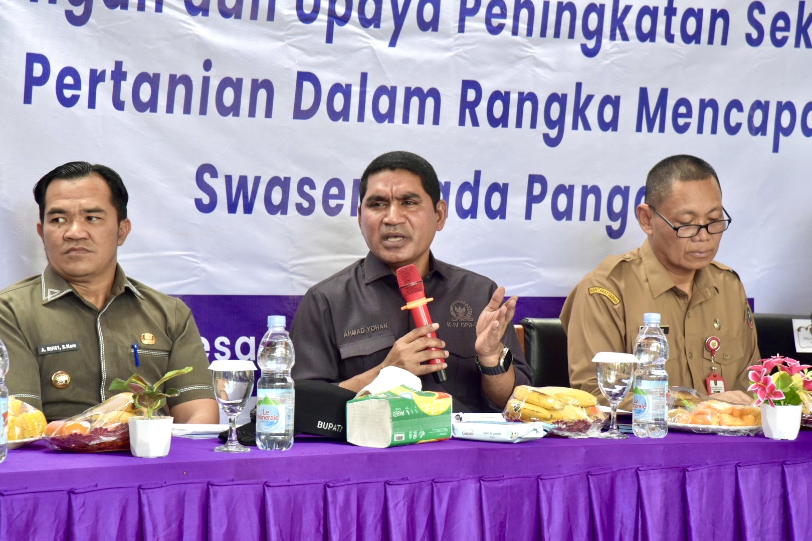 Wakil Ketua Komisi IV DPR RI, Ahmad Yohan dalam Kunjungan Kerja Komisi IV DPR RI terkait Penataan Kawasan Hutan di Kalimantan Tengah, di Desa Garung, Kabupaten Pulang Pisau, Kalimantan Tengah, Selasa (30/9/2025). Foto : Tra/Andri.