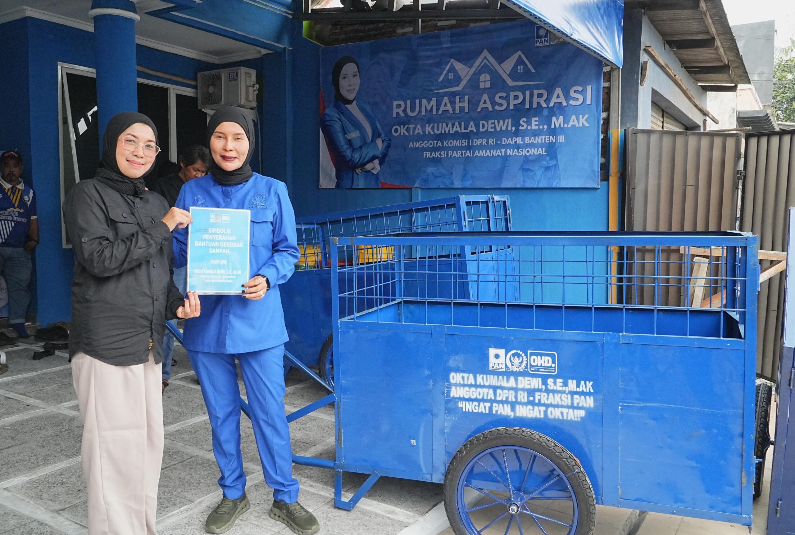 Anggota DPR RI Komisi I Fraksi PAN, Okta Kumala Dewi saat pembagian 100 gerobak dan tempat sampah di Rumah Aspirasi Tiga Raksasa, Kabupaten Tangerang. Foto : Ist/Andri.
