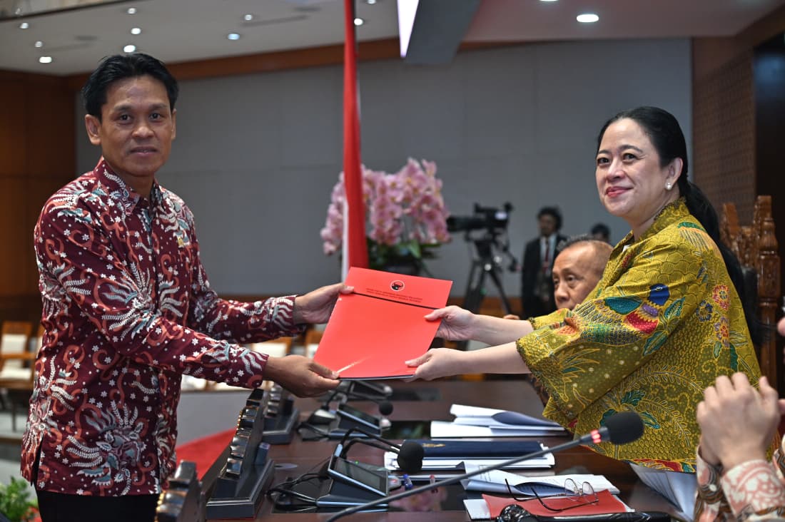 Ketua DPR RI Puan Maharani, saat menerima pandangan fraksi PDIP terkait RUU PPSK dari Anggota DPR RI, Didik Haryadi. Foto: Farhan/vel.