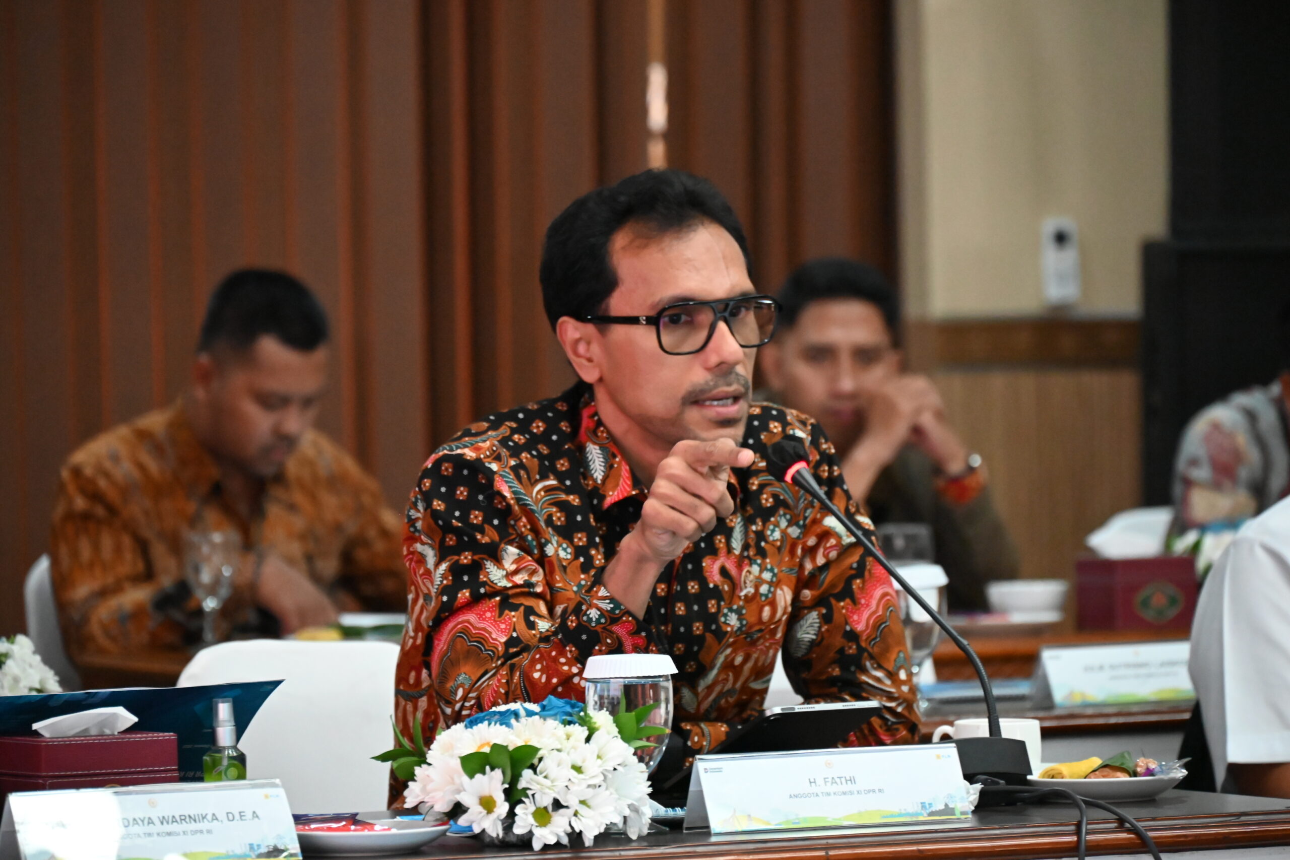 Anggota Komisi XI DPR RI Fathi saat mengikuti rapat kerja Komisi XI bersama PLN, di Surakarta, Jawa Tengah, Kamis (3/10/2025). Foto: Saum/vel