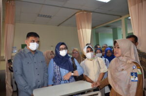 Wakil Ketua Komisi IX DPR RI, Putih Sari, saat meninjau pelayanan kesehatan di RSUD dr. Zainoel Abidin di Banda Aceh. Foto: Bunga/vel.