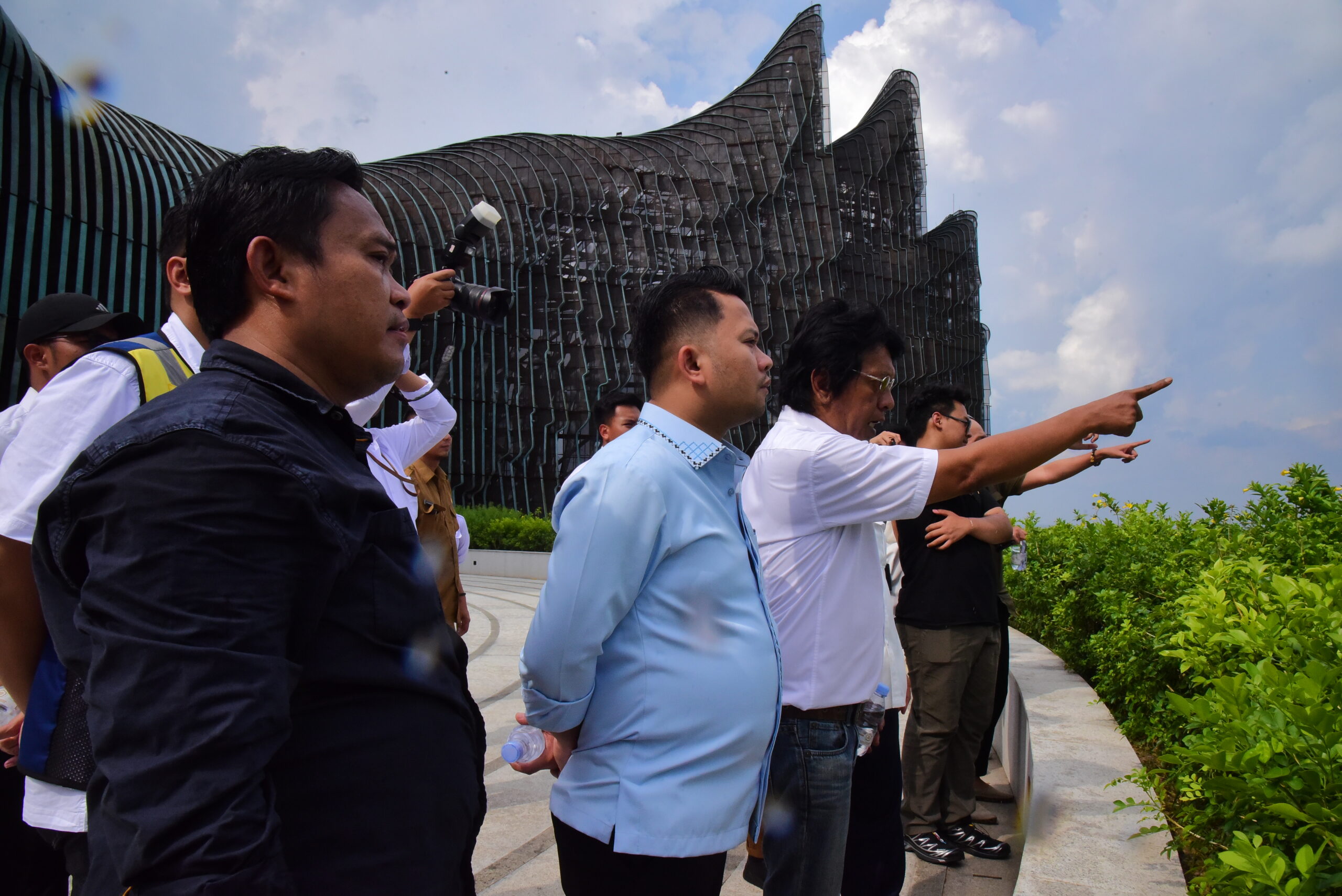 Wakil Ketua BAM DPR RI Adian Napitupulu saat serap aspirasi dari masyarakat yang terdampak pembangunan IKN di Kaltim, Senin (29/9/2025). Foto: Dep/vel.