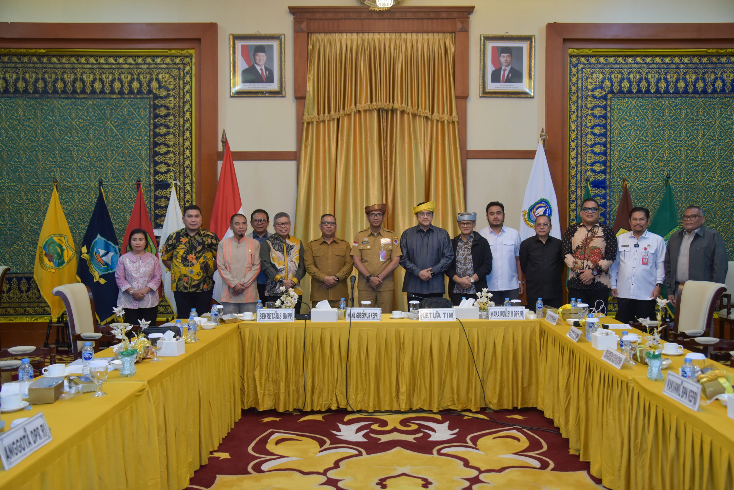 Wakil Ketua Komisi II DPR RI, Aria Bima, dalam foto bersama saat kunjungan Tim Kunjungan Kerja Spesifik Komisi II ke Kantor Gubernur Kepri, Senin (29/9/2025). Foto: Eno/vel.