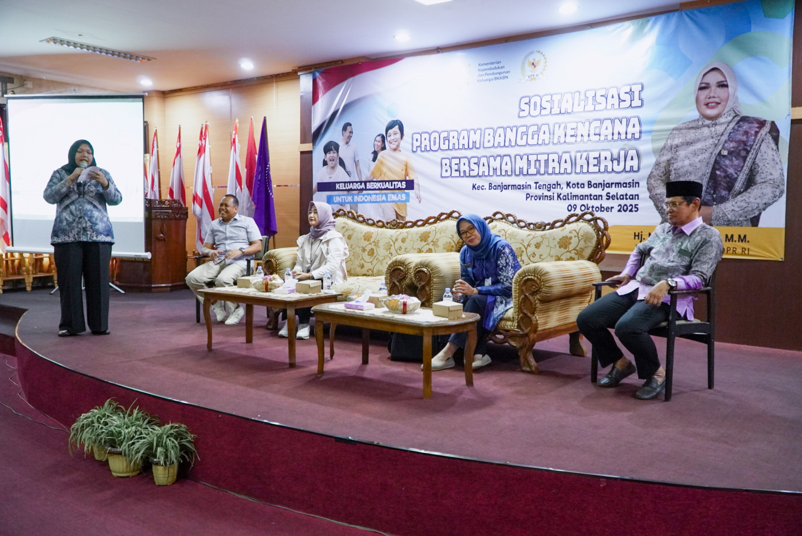 Anggota Komisi IX DPR RI Mariana saat mensosialisasikan Program Pembangunan Keluarga, Kependudukan, dan Keluarga Berencana (Bangga Kencana) di Banjarmasin, Kamis (9/10/2025). Foto: Ist/vel.