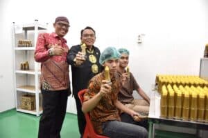 Ketua Komisi VII DPR RI Saleh Partaonan Daulay saat mengunjungi IKM lokal pengolahan saos cabai “Capli” milik PT Rayeuk Aceh Utama, di Aceh, Kamis (23/10/2025). Foto: Tra/vel.