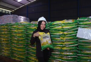 Anggota Komisi IV DPR RI, Alien Mus saat meninjau gudang Bulog Bali bersama tim kunjungan kerja Komisi IV DPR RI, Bali, Selasa (28/10/2025). Foto : Arief/Andri.