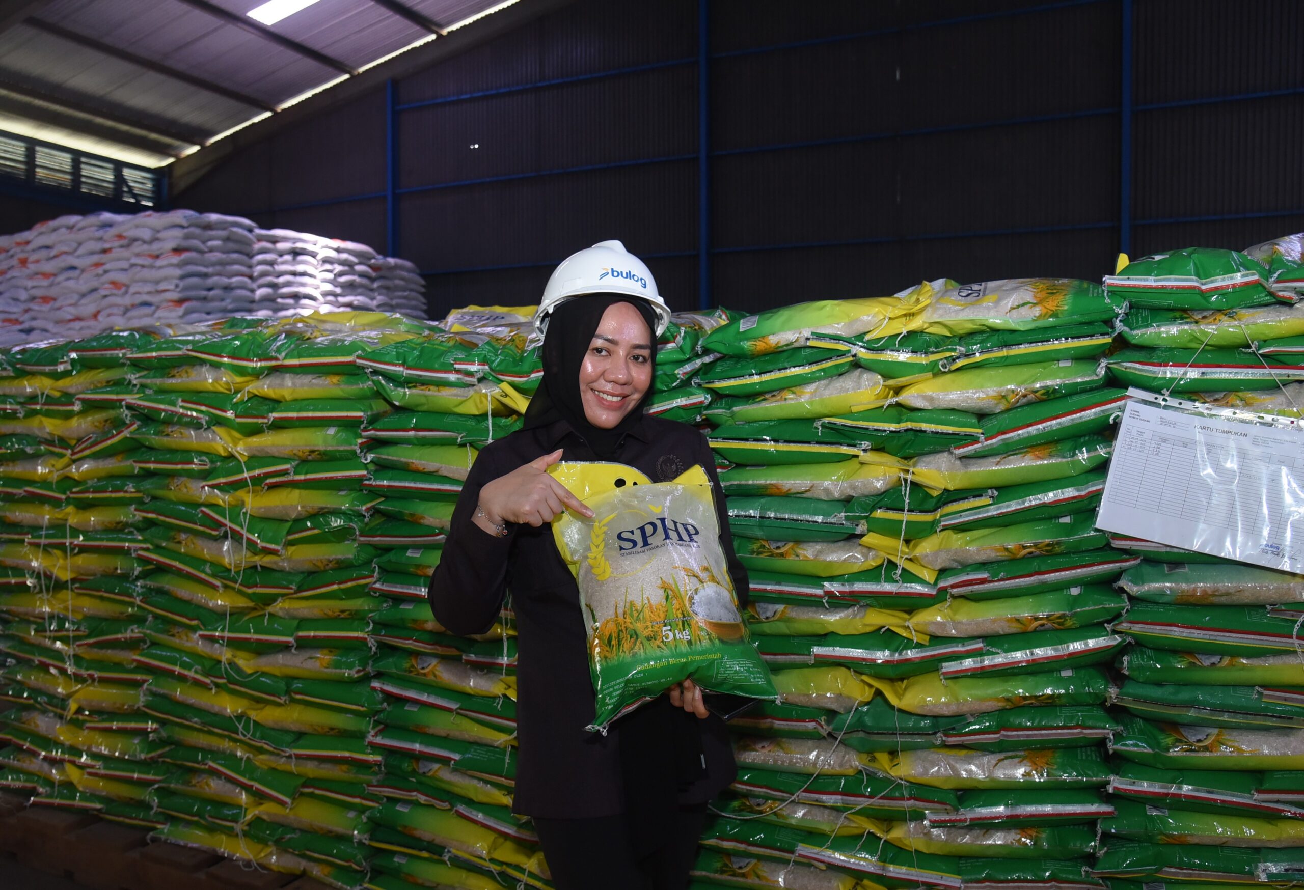 Anggota Komisi IV DPR RI, Alien Mus saat meninjau gudang Bulog Bali bersama tim kunjungan kerja Komisi IV DPR RI, Bali, Selasa (28/10/2025). Foto : Arief/Andri.