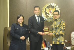 Wakil Ketua Baleg DPR RI Ahmad Doli Kurnia Tandjung menerima kunjungan Delegasi Parlemen dari Jerman, Nicolas Zippelius dan Catarina Dos Santos, di Gedung Nusantara III, Kompleks Parlemen, Jakarta,Kamis (30/10/2025). Foto : Arief/Andri.