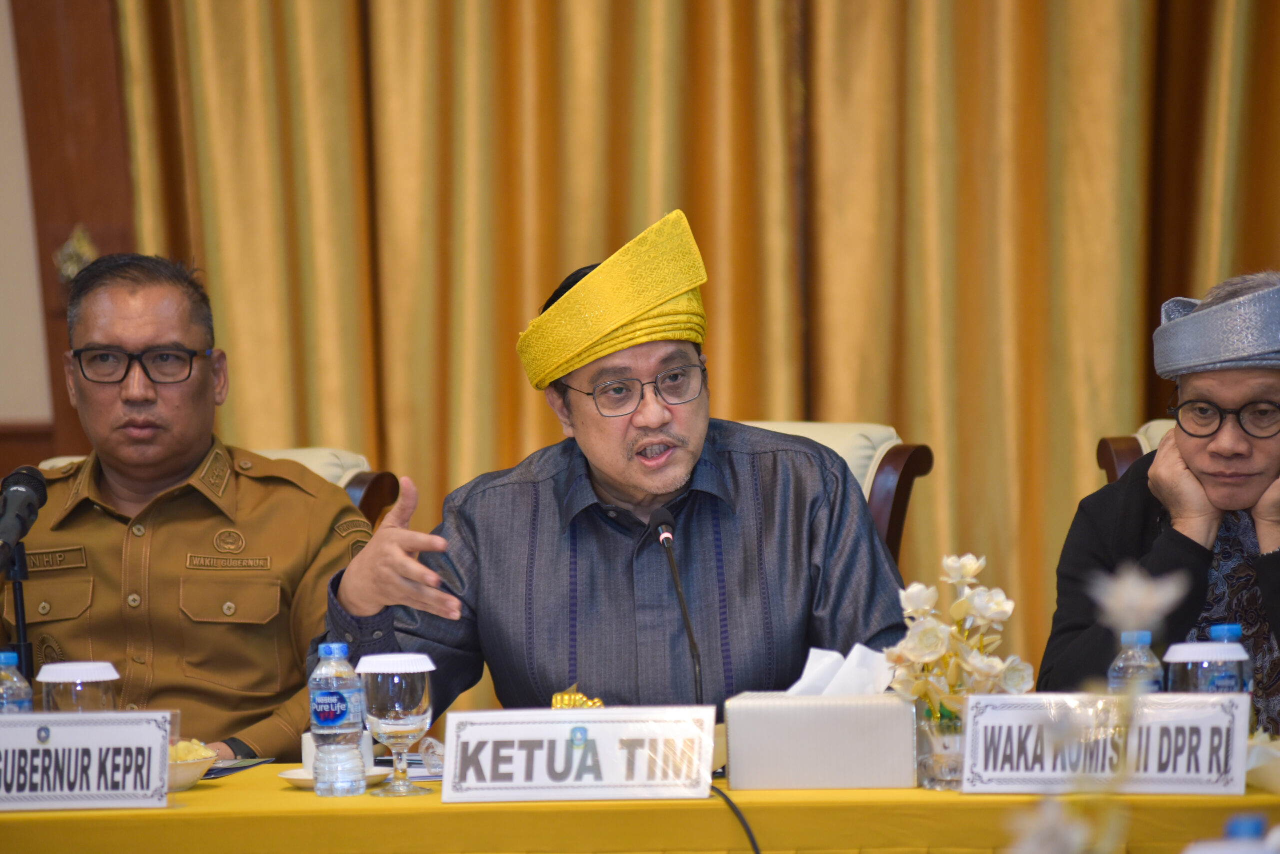 Ketua Tim Kunjungan Spesifik (Kunspek) Komisi II DPR RI, Dede Yusuf, saat memimpin pertemuan di Kantor Gubernur Kepri, Senin (29/9/2025). Foto: Eno/vel.