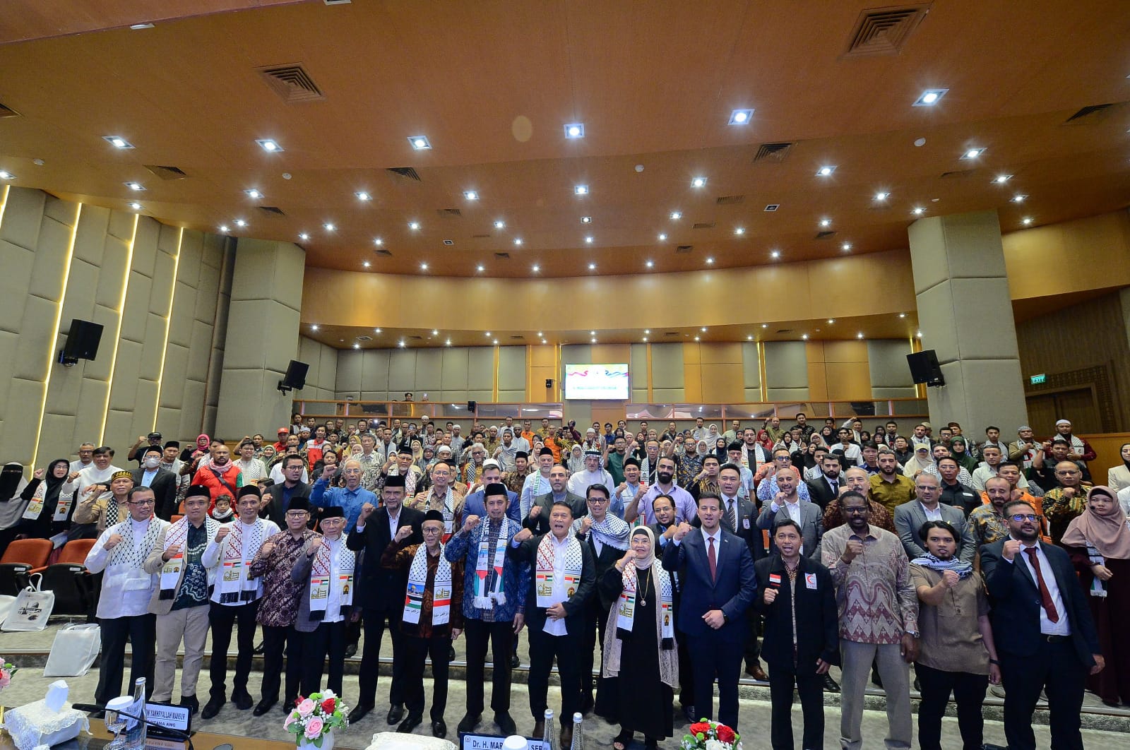 Foto bersama usai acara Bulan Solidaritas Palestina 2025 yang diadakan BKSAP DPR RI bersama AWG, MUI, BSMI, serta organisasi filantropi, di Ruang Abdul Muis, Gedung Nusantara DPR RI, Sabtu (1/11/2025). Foto: Mahendra/vel.