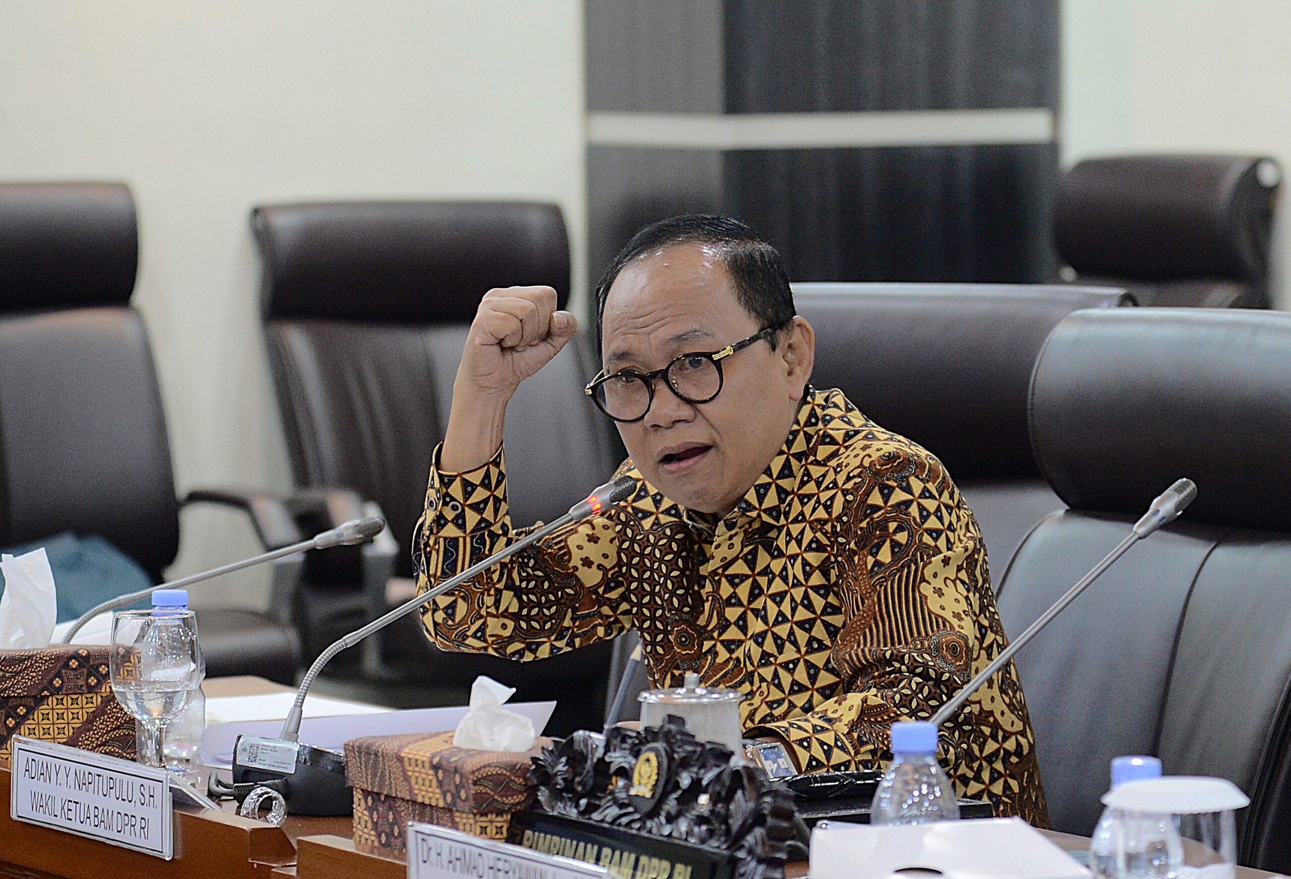 Wakil Ketua BAM DPR RI, Taufiq R Abdullah saat BAM DPR RI menggelar RDPU dengan Aliansi Pinogu Merdeka di ruang rapat BAM, Gedung DPR Jakarta, Rabu (12/11/2025). Foto : Andri