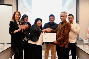 Kepala Biro Pemberitaan Parlemen periode 2021–2025, Indra Pahlevi, saat menerima penghargaan dari organisasi nirlaba internasional CitizenOS di Jakarta, Selasa (18/11/2025). Foto: Arifman/vel.