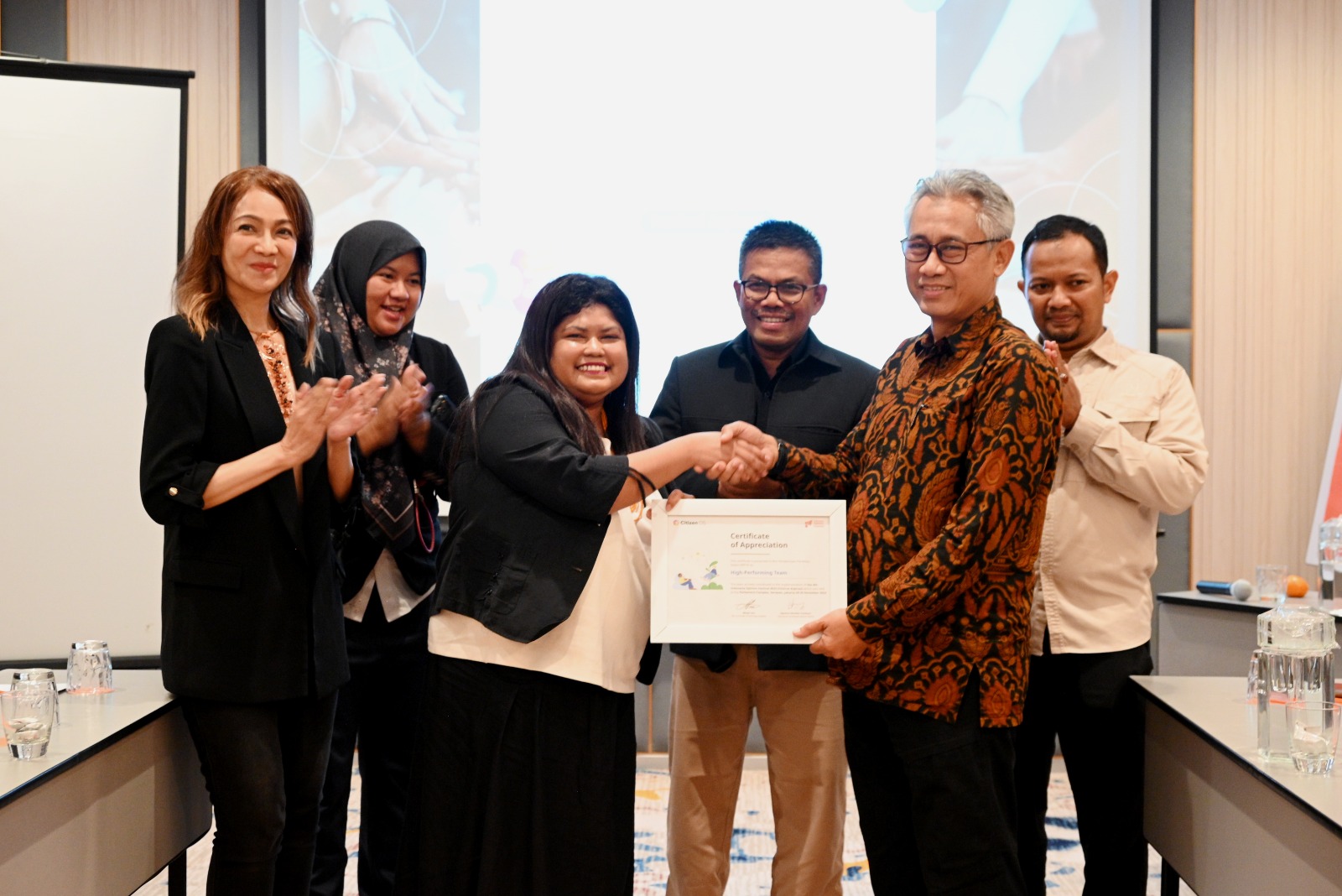 Kepala Biro Pemberitaan Parlemen periode 2021–2025, Indra Pahlevi, saat menerima penghargaan dari organisasi nirlaba internasional CitizenOS di Jakarta, Selasa (18/11/2025). Foto: Arifman/vel.