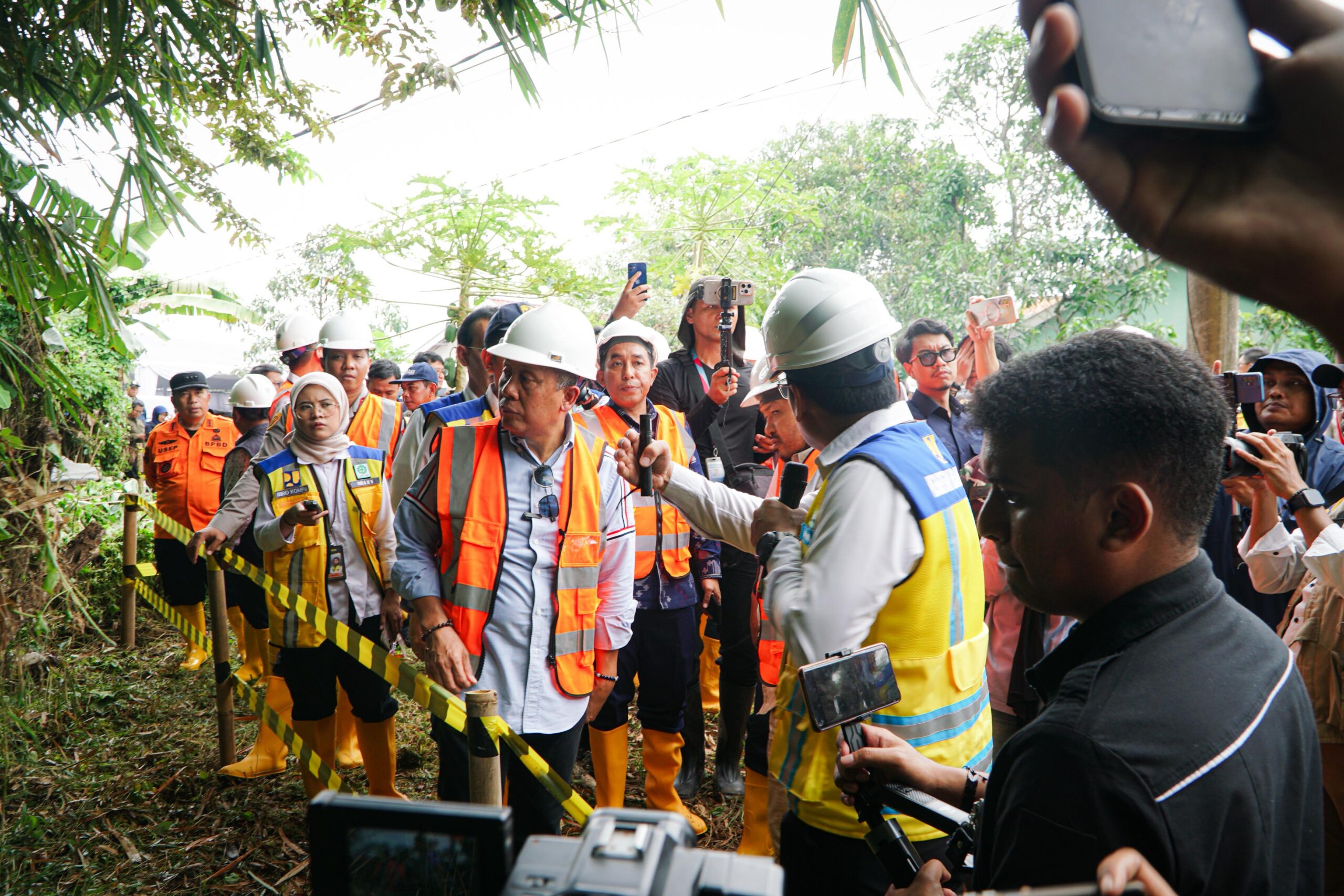 Wakil Ketua DPR RI, Saan Mustopa saat meninjau lokasi yang terdampak banjir di Desa Karangligar, Kecamatan Teluk Jambe Barat, Karawang, Jawa Barat, Kamis (20/11/2025). Foto: Nadhen/vel.