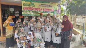 Anggota Komisi X DPR RI, Abdul Fikri Faqih, saat melakukan kunjungan reses dan dialog dengan puluhan pengelola Bank Sampah Sampurna Berkah di Kecamatan Dukuhhturi, Tegal. Foto: Ist/vel.