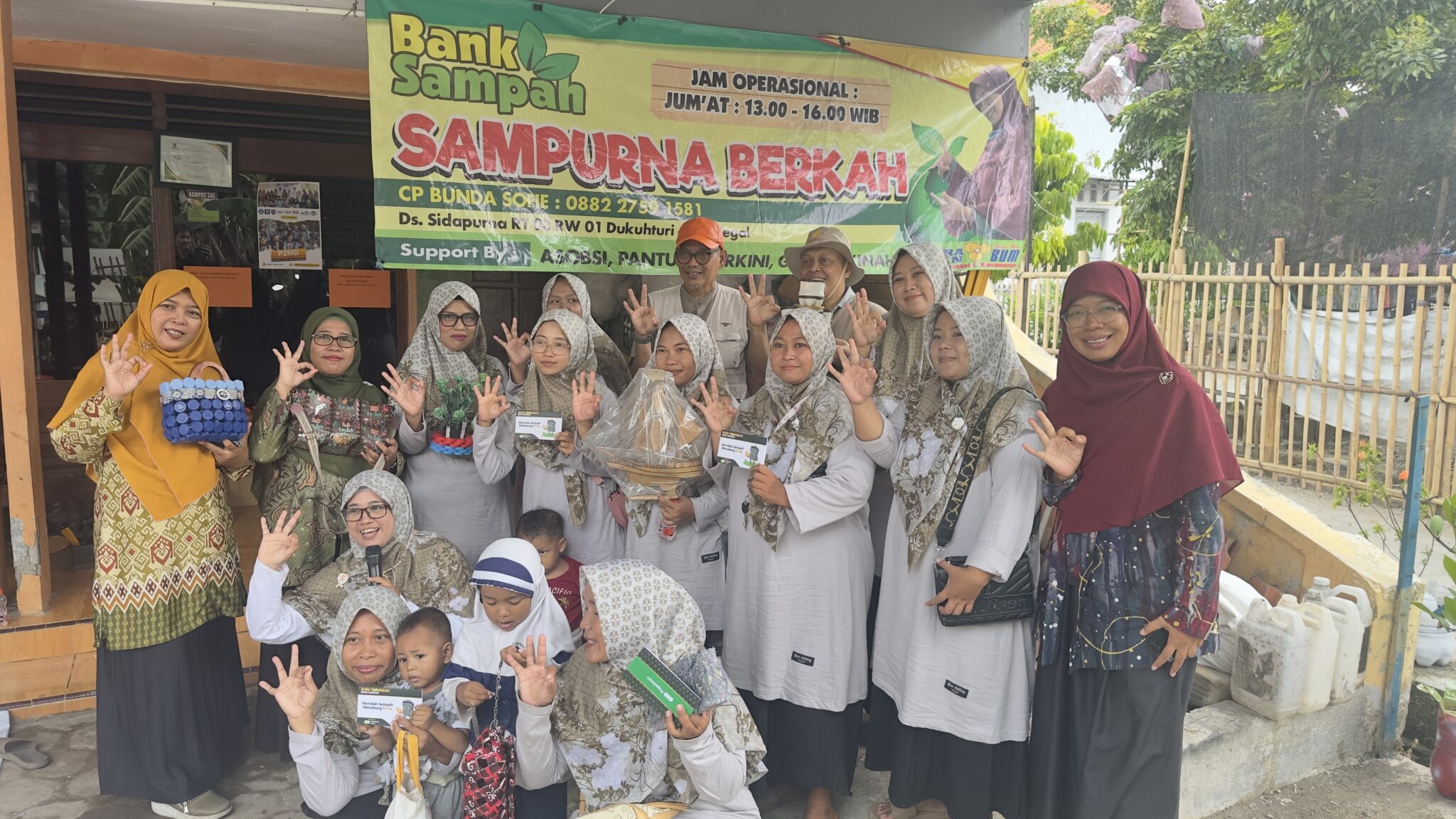 Anggota Komisi X DPR RI, Abdul Fikri Faqih, saat melakukan kunjungan reses dan dialog dengan puluhan pengelola Bank Sampah Sampurna Berkah di Kecamatan Dukuhhturi, Tegal. Foto: Ist/vel.