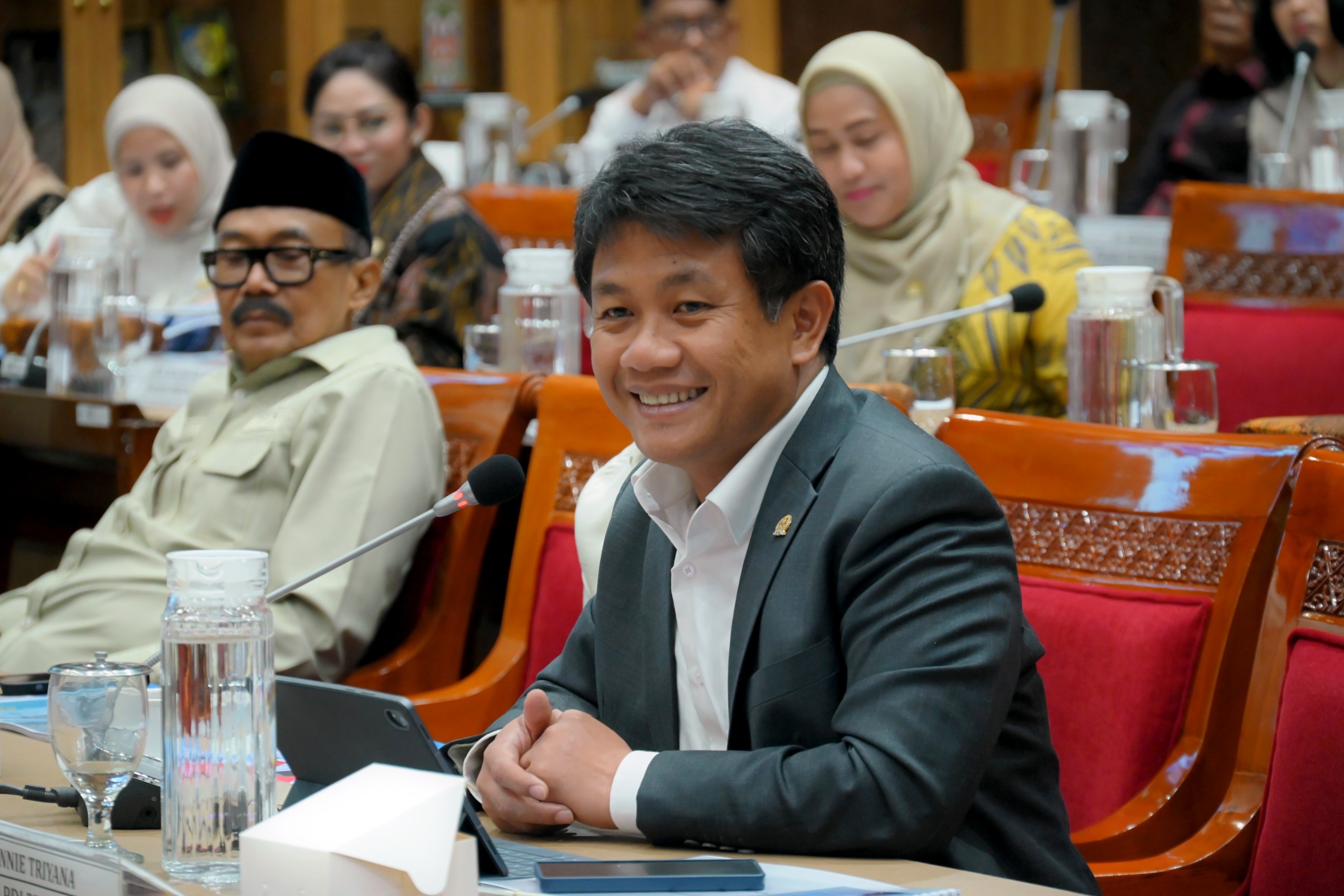 Anggota Komisi X DPR RI Bonnie Triyana dalam rapat kerja dengan Menteri Dikdasmen Abdul Mu’ti di Ruang Rapat Komisi X DPR RI, Senayan, Jakarta, Rabu (26/11/2025). Foto : Tari/Andri.