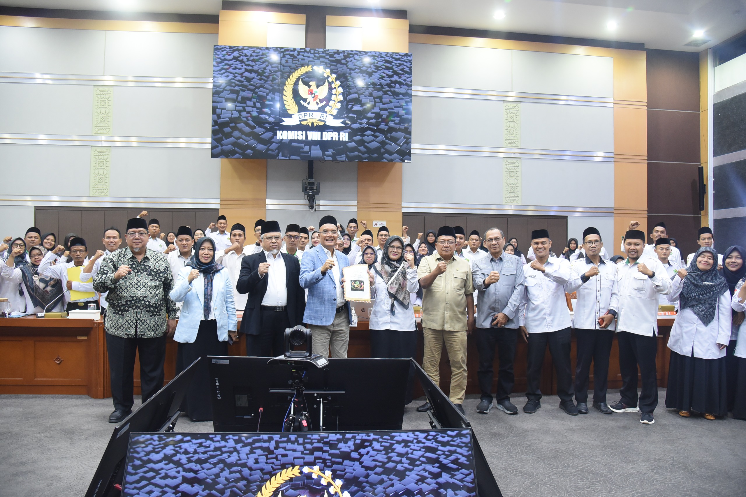 Pimpinan serta Anggota Komisi VIII DPR RI berfoto bersama usai RDPU Komisi VIII DPR RI bersama Forum Passing Grade Kemenag Swasta Status P 2023 di Ruang Rapat Komisi VIII, Kompleks Parlemen, Senayan, Jakarta, Kamis (6/11/2025). Foto: Arief/vel.