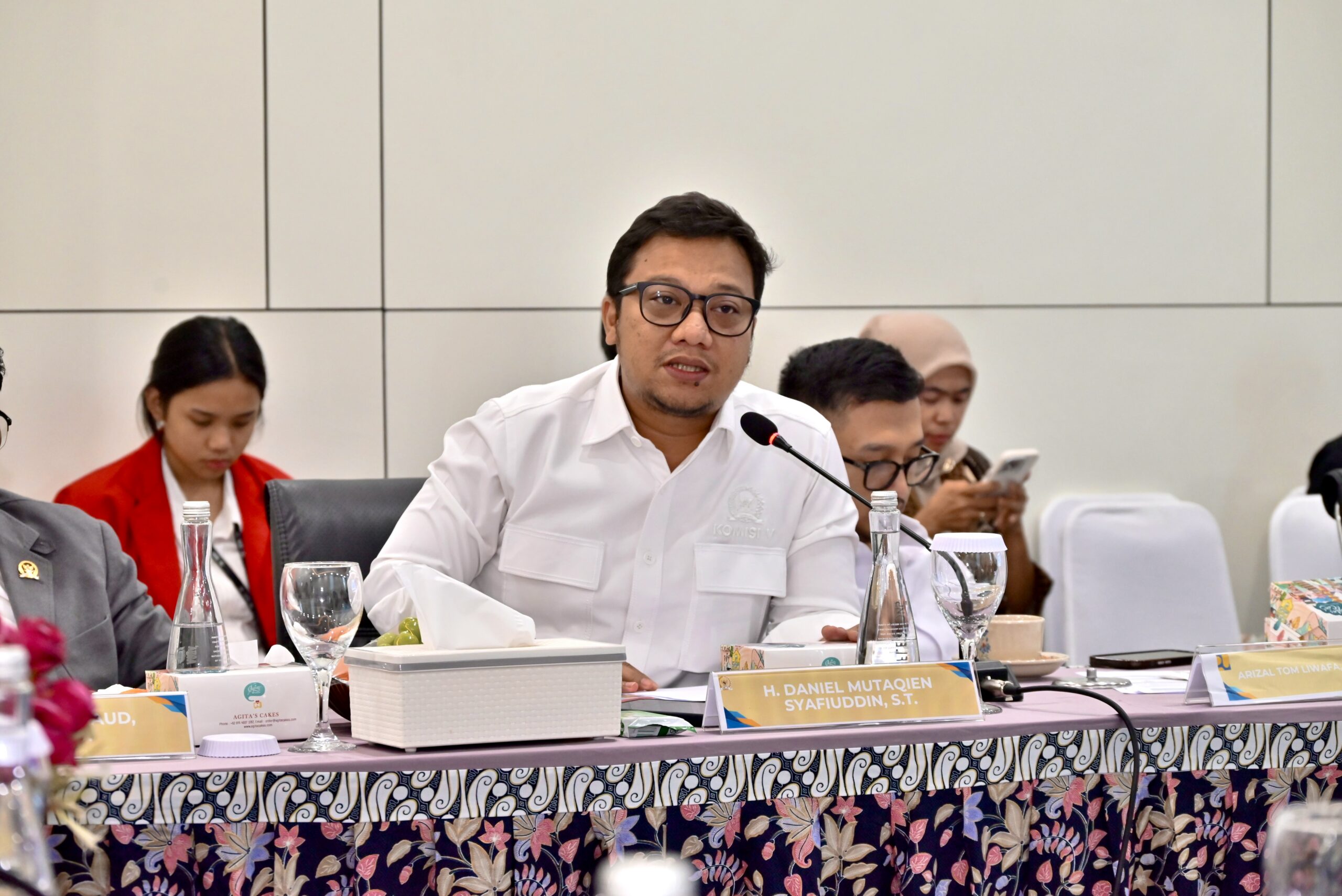 Anggota Komisi V DPR RI Daniel Mutaqien, saat mengikuti Kunjungan Kerja Spesifik Komisi V di kantor Jasa Marga, Bekasi, Kamis (6/11/25). Foto: Adi/vel.